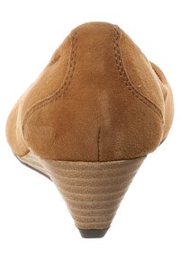 Hnědé semišové boty na klínku se strukturovaným materiálem, zaoblenou špičkou a kuželovým podpatkem. Obsahují jemně prošívaný vzor na svršku.