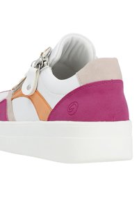 Weiße Sneaker mit rosa, orangefarbenen und beigen Wildlederakzenten. Verfügt über eine Plattformsohle und einen metallischen Reißverschluss an der Seite. Strukturiertes Material.
