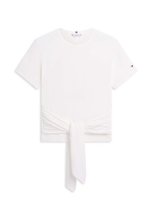 Hvid kortærmet t-shirt med rund hals og bindedetalje foran, der hænger ned midt foran.