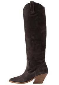 Bota alta de ante marrón oscuro con punta afilada, costura en forma de V, asa en la parte superior y tacón de madera apilado y en ángulo.