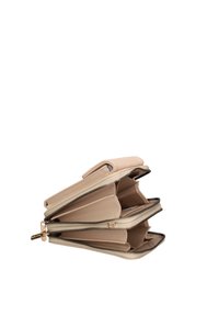 Portafoglio in pelle beige con tre scomparti con zip, esterno testurizzato e dettagli in hardware color oro. Forma compatta e rettangolare.