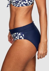 Mörkblå bikiniunderdel med hög midja, prydd med ett blommigt mönster i vitt på sidan. Tillverkad av elastiskt badmaterial med en slät textur.