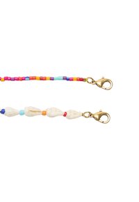 Kolorowy łańcuszek z koralików z złotym zapięciem w kształcie homara; zawiera wielokolorowe małe koraliki oraz białe muszle rozrzucone wzdłuż całego wzoru.