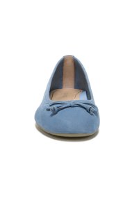 Blaue Wildleder-Balletschuhe mit runder Spitze, kleiner Schleifenakzent auf der Vorderseite und beigem Fußbett, das eine glatte Textur zeigt.