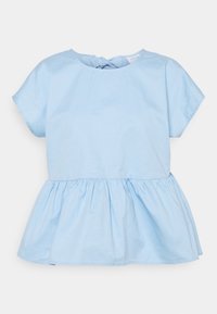Blusa di cotone azzurro chiaro con maniche corte, scollo rotondo e vita arricciata per un silhouette svasata. Presenta una chiusura con fiocco sul retro.