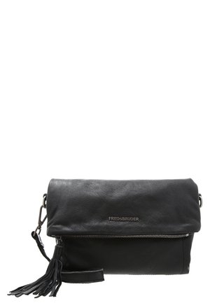 Zwarte leren clutch met overslag, rits, tassel detail en afneembare polsriem, voorzien van het logo "FREDSBRUDER".