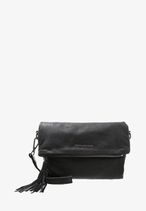Pochette pliable en cuir noir avec fermeture éclair, détail pompon et bracelet de poignet amovible, marquée du logo "FREDSBRUDER".