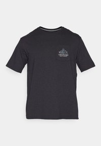T-shirt en coton gris foncé à manches courtes et col rond. Présente une poche avant avec un motif graphique et du texte.