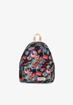 Mochila de tela negra con estampados vibrantes de temática travel, que incluye palmeras y señales. Cuenta con un bolsillo frontal y asas en color crema.