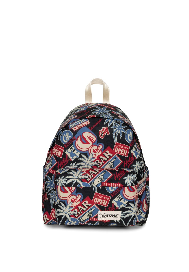 Mochila de tela negra con estampados vibrantes de temática travel, que incluye palmeras y señales. Cuenta con un bolsillo frontal y asas en color crema.
