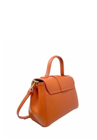 Bolso de cuero naranja con un diseño estructurado, asa superior y correa para el hombro desmontable. Presenta una superficie texturizada y un cierre de solapa.