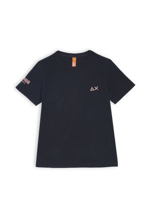 T-shirt in cotone blu navy con maniche corte, caratterizzato da un logo ricamato sul petto e dettagli testuali sulla manica. Tessuto liscio.