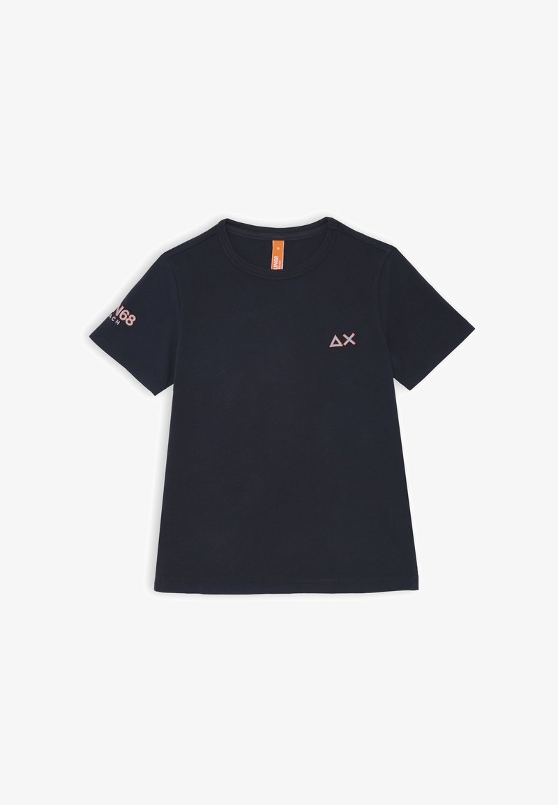 T-shirt in cotone blu navy con maniche corte, caratterizzato da un logo ricamato sul petto e dettagli testuali sulla manica. Tessuto liscio.