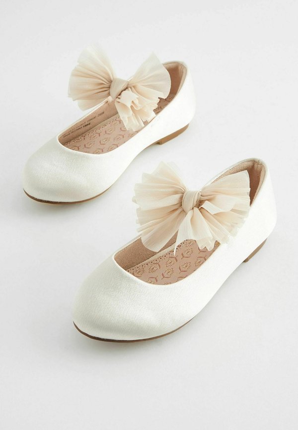 REGULAR FIT – Riemchenballerina – ivory cream bow stain resistant satin