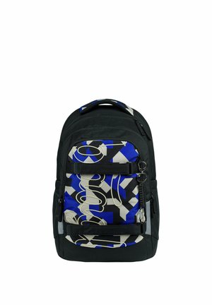 Schwarzer Rucksack mit blauen, weißen und schwarzen geometrischen Mustern auf der Vordertasche und einem Schlüsselanhänger am rechten Seitenreißverschluss.