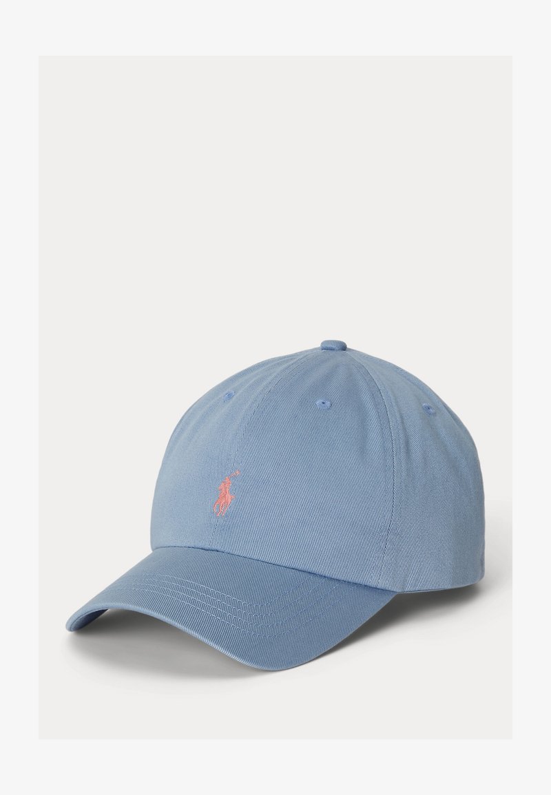 Casquette de baseball bleu clair avec une visière courbée et un petit logo brodé rose représentant un joueur de polo sur le devant au centre.