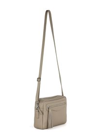 Borsa a tracolla in pelle color cuoio con finitura testurizzata, appendici in metallo argentato, tasca frontale con zip e dettaglio a frange laterale.