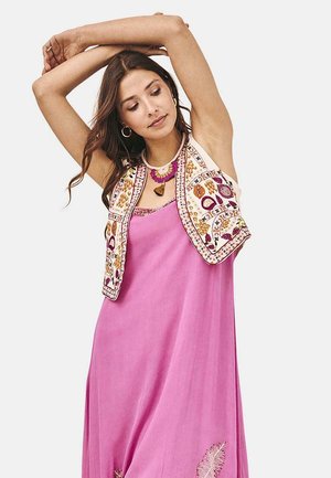 Vestido sin mangas rosa con bordados florales, combinado con un chaleco abierto adornado que presenta patrones intrincados en púrpura y naranja.