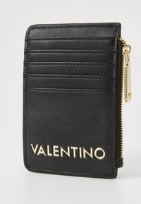 Portafoglio in pelle nera con più scomparti per carte, logo dorato, zip dorata e dettagli cuciti. Design rettangolare compatto.