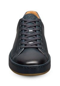 Les baskets en cuir navy pour hommes présentent un bout arrondi, des lacets plats et un intérieur contrastant en tan. Semelle en caoutchouc avec des accents finement cousus.