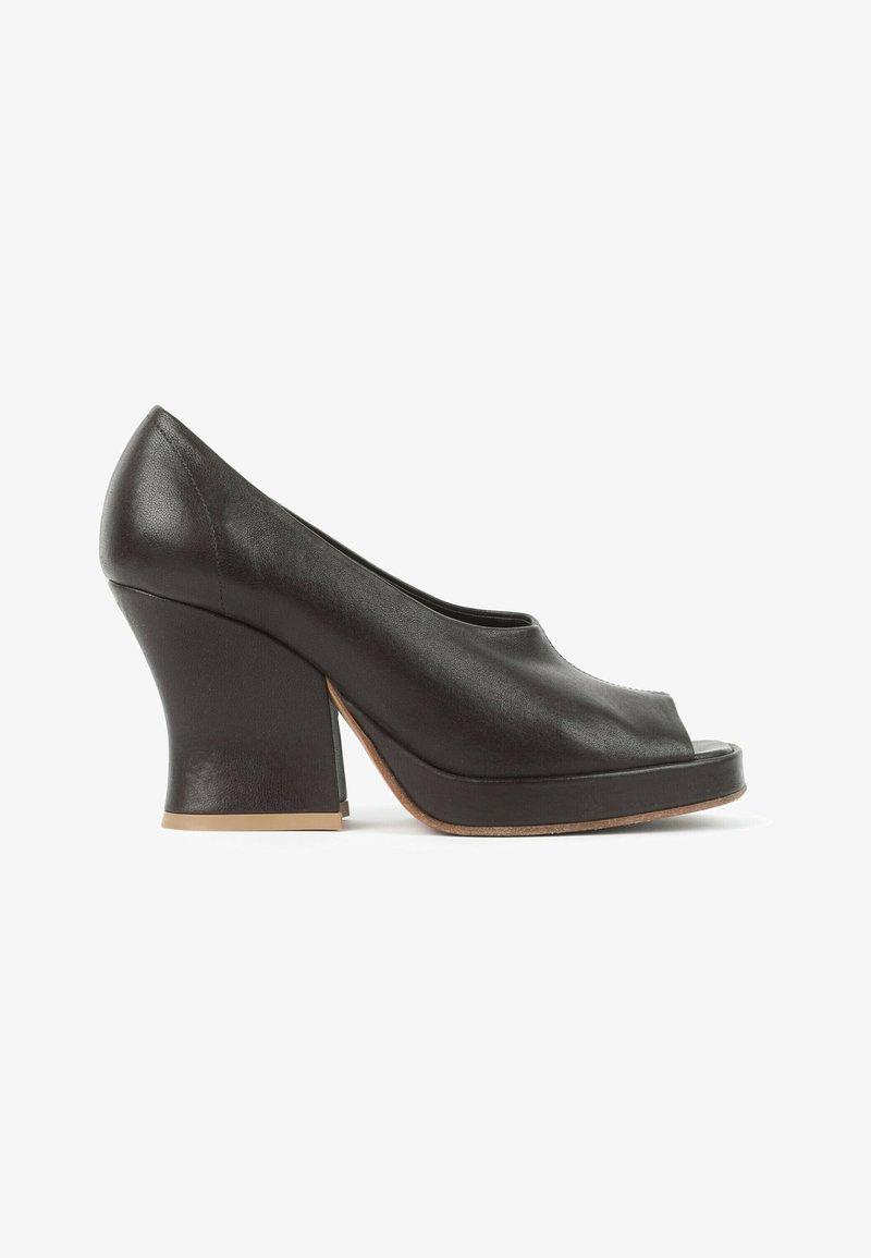 Chaussure à talon haut en cuir noir avec bout ouvert et large talon bloc, vue de côté sur fond blanc.
