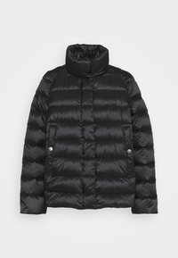 Sort pufferjakke med høj krave, der har en quiltet design, skinnende tekstur og trykknapdetaljer på venstre side.