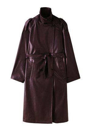 Long trench-coat en cuir marron foncé avec col haut, épaulettes, boutons sur le devant, ceinture à la taille et deux poches latérales.