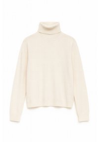 Sweter w kolorze kremowym z golfem, miękka tekstura, luźny krój, ściągacze na rękawach i u dołu, prosty design bez widocznych wzorów czy akcentów.