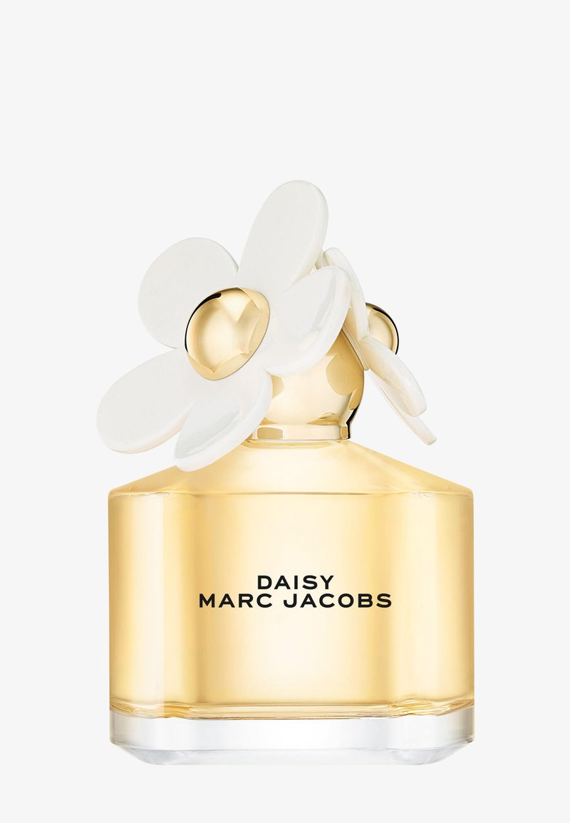 Klar glas parfume flaske fyldt med gylden væske, toppet med tre hvide og gyldne tusindfrydformede låg, mærket "Daisy Marc Jacobs."