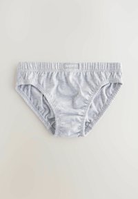 Graue Baumwollunterhose mit elastischem Bund, gerafften Seiten und einem kleinen Etikett auf der Vorderseite. Weiche Textur und einfaches Design.