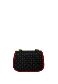 Borsa nera con motivo logo dorato, rifiniture in pelle rossa e dettagli hardware dorati. Forma strutturata con chiusura a patta.