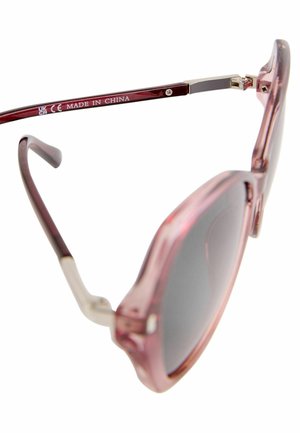 Rózsaszín, áttetsző napszemüveg széles kerettel, sötétszürke lencsékkel és fémszínű díszítésekkel a szárakon. "Made in China" felirattal ellátva.