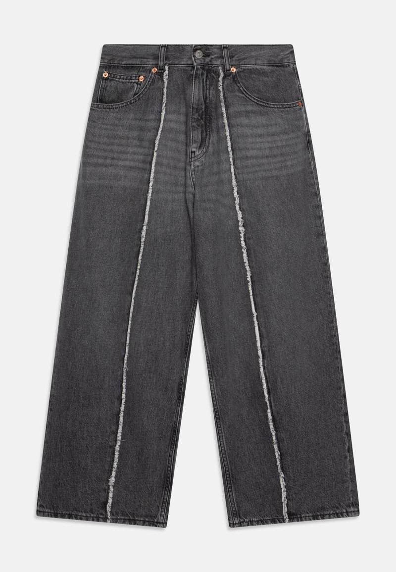 Laiad mustad denim püksid, mis sisaldavad kulunud keskmist õmblust, kulutatud tekstuuri, metalne nööpide ja traditsioonilise viie tasku disainiga.