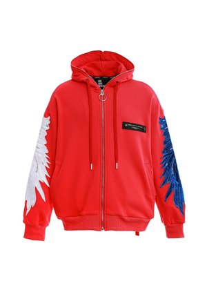 Sudadera con capucha roja y cremallera, con diseño de ala blanca en la manga izquierda, diseño de ala azul en la manga derecha, bolsillos delanteros, cordones y una etiqueta negra en el pecho.