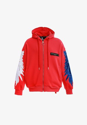 Sudadera con capucha roja y cremallera, con diseño de ala blanca en la manga izquierda, diseño de ala azul en la manga derecha, bolsillos delanteros, cordones y una etiqueta negra en el pecho.