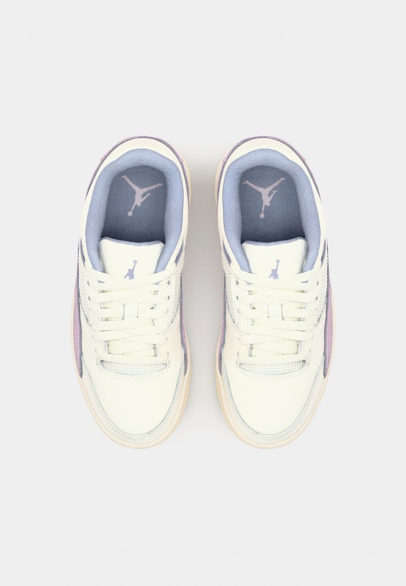 Weiße Sneaker mit lavendelfarbenen Akzenten, strukturierten Panels und einem himmelblauen Innenfutter. Mit Schnürsenkeln und einem Jumpman-Logo auf der Zunge.