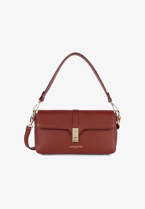 Sac à main en cuir rouge avec une forme structurée, doté d'un fermoir doré et d'une bandoulière détachable. La texture est grainée avec un logo en relief.