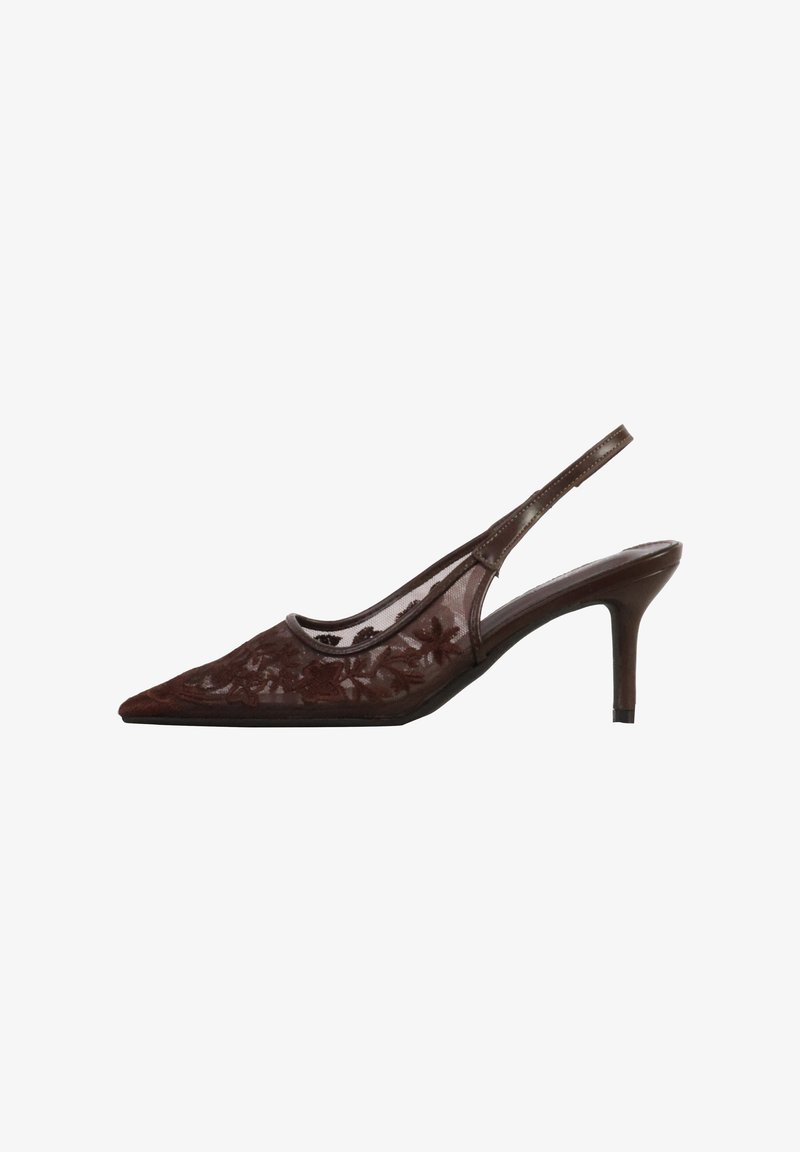 Escarpin slingback marron à bout pointu avec superposition en dentelle florale et talon stiletto fin de hauteur moyenne.