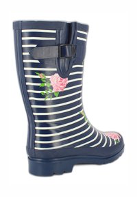 Marine rubberen regenlaars met witte strepen en roze bloemenaccenten. Beschikt over een gespdetail aan de zijkant en een gestructureerde zool voor grip.