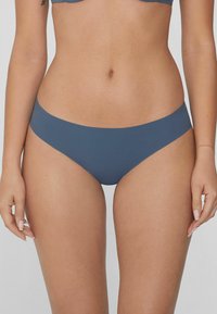 Modré plavkové spodky s elegantní, hladkou tkaninou, středním krytím a bezšvovým pasem.
