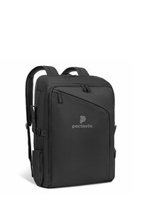 Sac à dos noir en tissu résistant, avec des bretelles réglables, plusieurs poches zippées et un logo bien visible à l'avant.