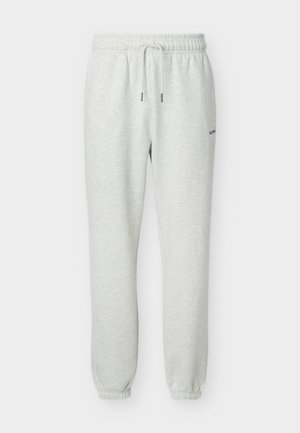 Pantaloni de trening gri deschis, cu talie elastică, șnur de ajustare și manșete, având un mic logo negru pe coapsa superioară.