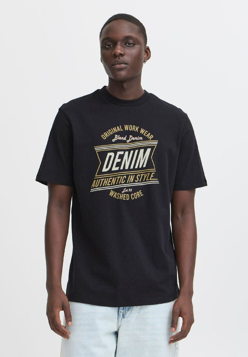 Černé bavlněné tričko s velkým grafikou v zlaté a bílé barvě s nápisem "DENIM AUTHENTIC IN STYLE" a kulatým výstřihem a krátkými rukávy.