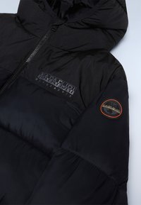 Czarna kurtka puchowa z błyszczącym wykończeniem, z zamkiem błyskawicznym, nadrukowanym logiem na piersi oraz okrągłą naszywką z logiem na rękawie.
