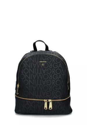 Zwarte rugzak met een volledig gegraveerd tekstpatroon, gouden ritsen en een handvat bovenaan, rechtopstaand op een witte achtergrond.