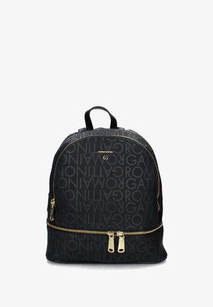 Zwarte rugzak met een volledig gegraveerd tekstpatroon, gouden ritsen en een handvat bovenaan, rechtopstaand op een witte achtergrond.