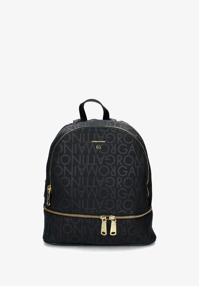 Zwarte rugzak met een volledig gegraveerd tekstpatroon, gouden ritsen en een handvat bovenaan, rechtopstaand op een witte achtergrond.