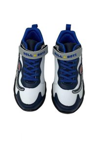 Scarpe sportive blu e bianche con colletto imbottito, lacci e una cintura in velcro; presentano la scritta "BULL BOYS" e accenti a contrasto.