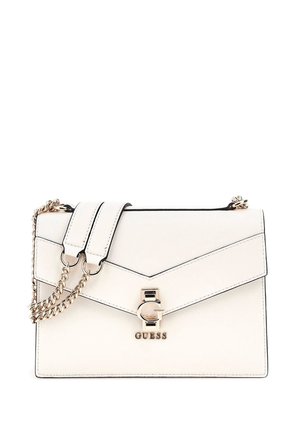 Sac à épaule en cuir blanc GUESS avec bandoulière chaîne dorée et fermoir logo sur le rabat avant.