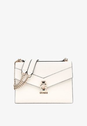 Witte GUESS leren schoudertas met gouden kettingriem en logoklinksluiting op de voorflap.